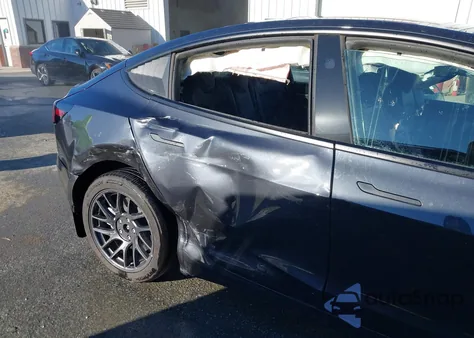 2025 Tesla Model 3 Long Range Rear-Wheel Drive/Standard z USA, uszkodzony, nr VIN 5YJ3E1EA4SF062494